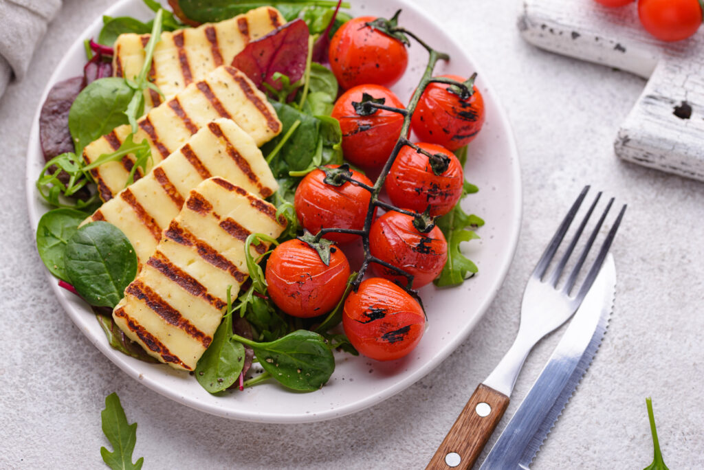 Vegetable salad with grilled halloumi cheese
